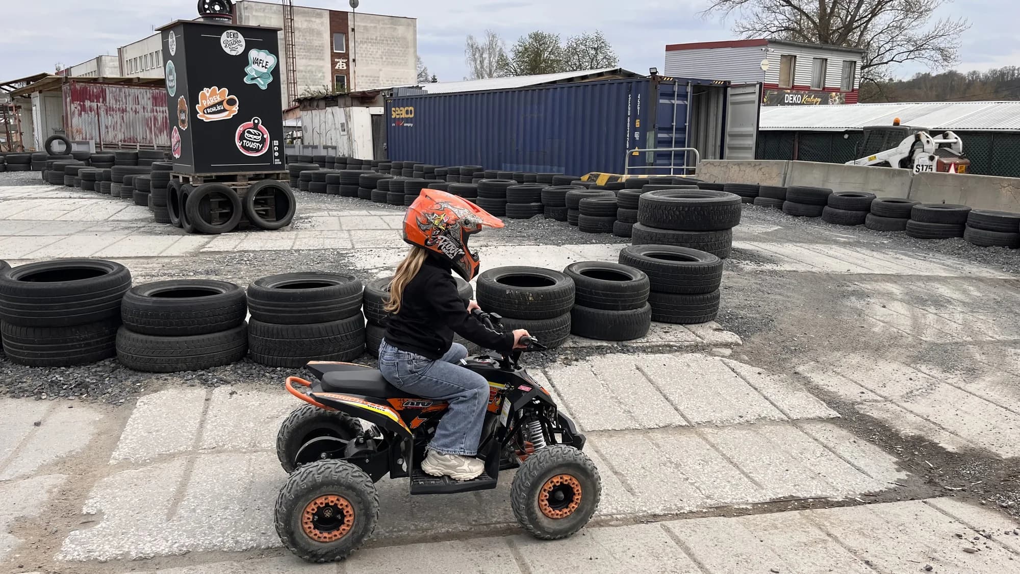 Dětská závodní dráha: 1–10 jízd na elektrické čtyřkolce, buggy nebo formuli