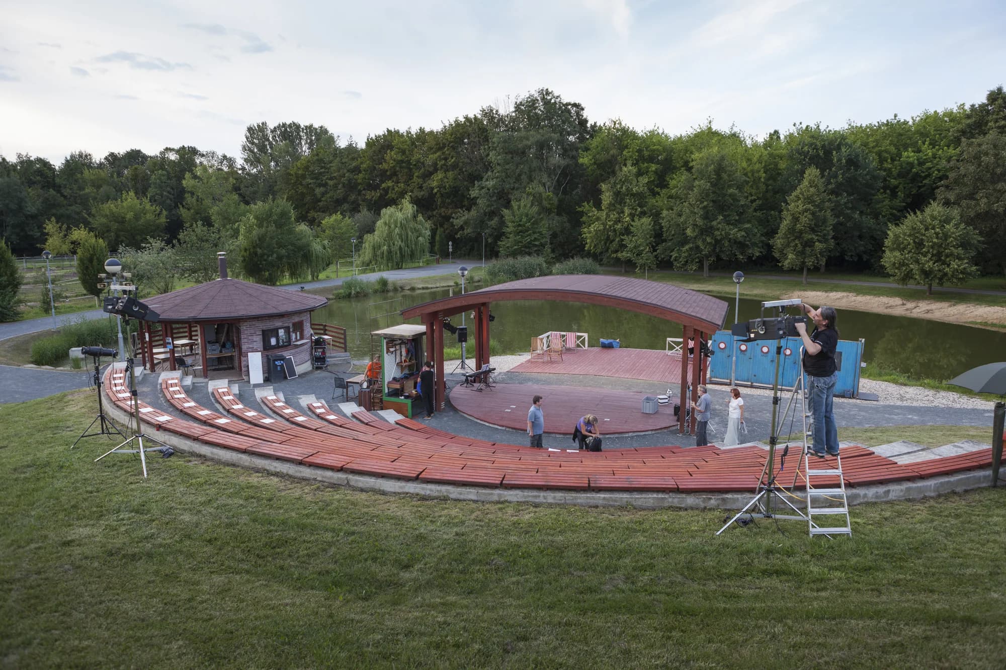 Vstupenka na divadelní představení Rozmarné léto (open air) u rybníka v Radonicích