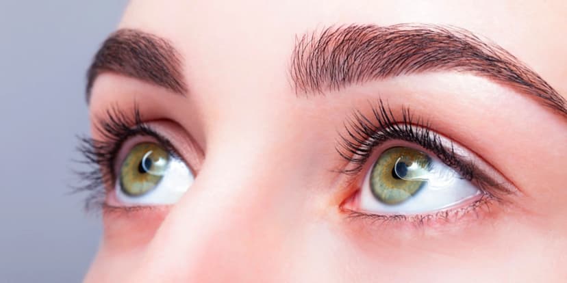 Permanentní make-up obočí metodou vláskování nebo pudrovou i stínování rtů