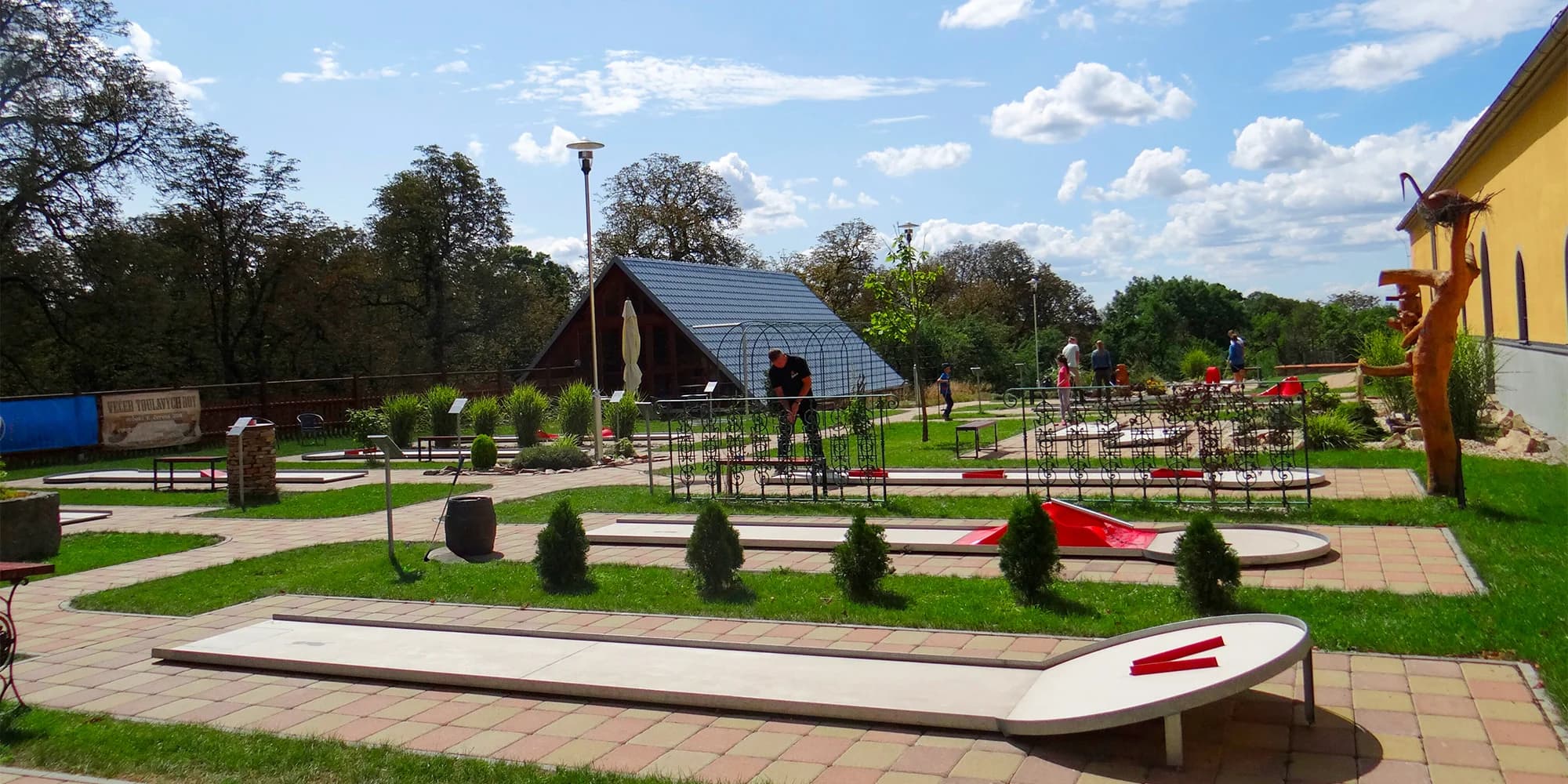 Celodenní vstup na minigolf pro 2 osoby nebo celou rodinu a nápoj k tomu