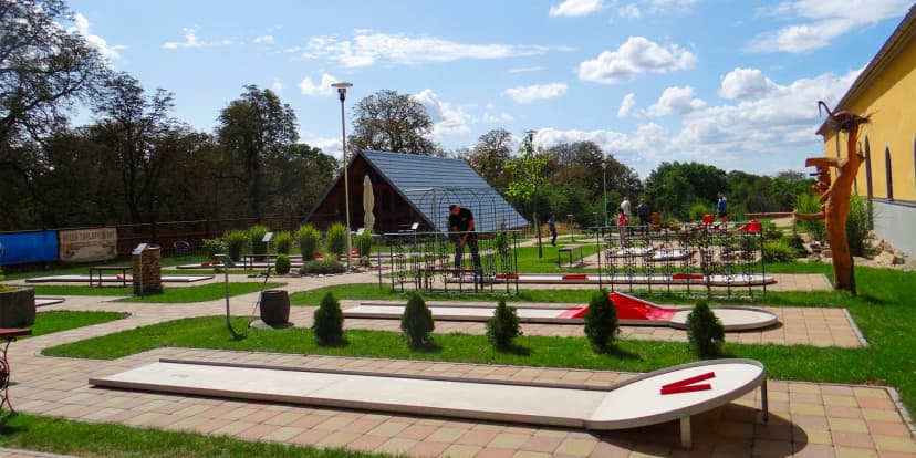 Celodenní vstup na minigolf pro 2 osoby nebo celou rodinu a nápoj k tomu