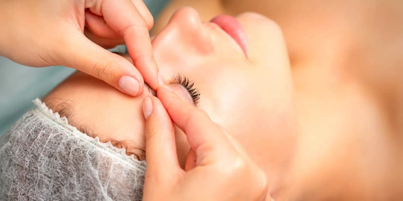 Liftingové ošetření pleti i s úpravou obočí či masáží vč. aromaterapie vhodné pro ženy 30+
