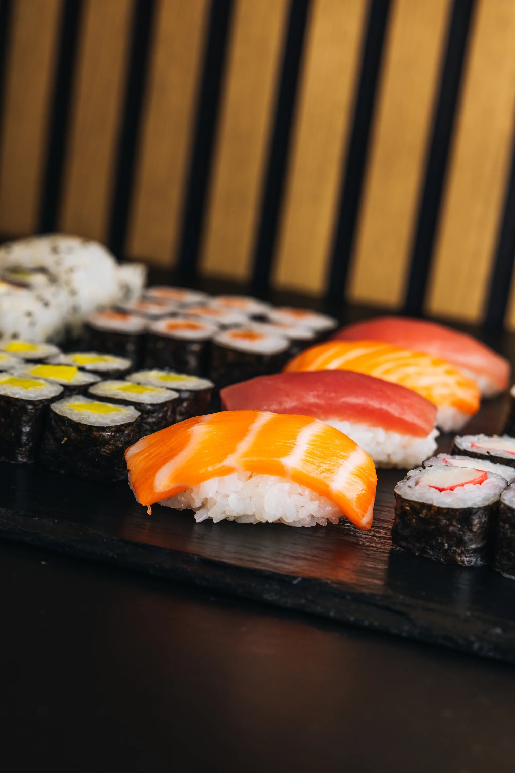 Pestré sety 18–78 ks sushi s lososem, tuňákem či zeleninou vč. bubble tea s sebou