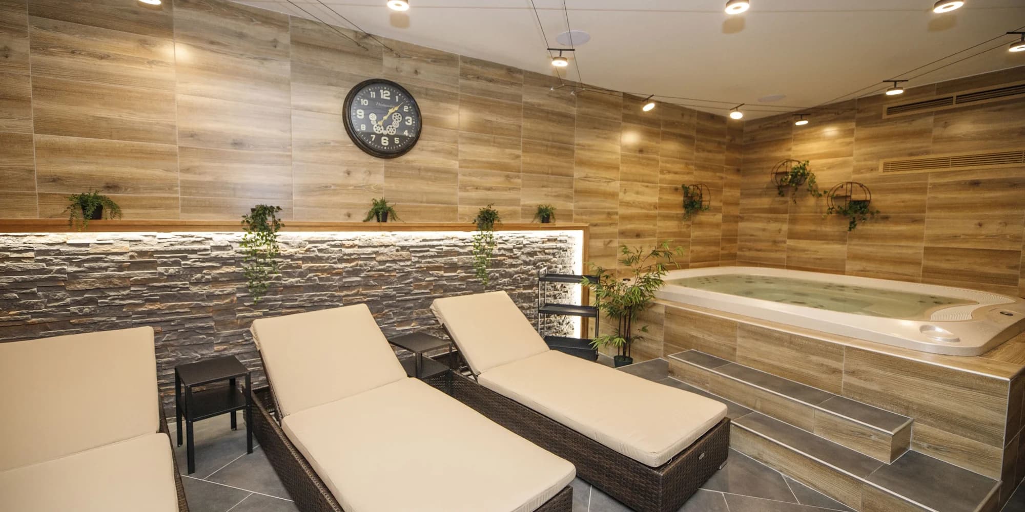 2 hod. v privátním wellness: vířivka, sauna, bazén se slanou vodou i lahev sektu