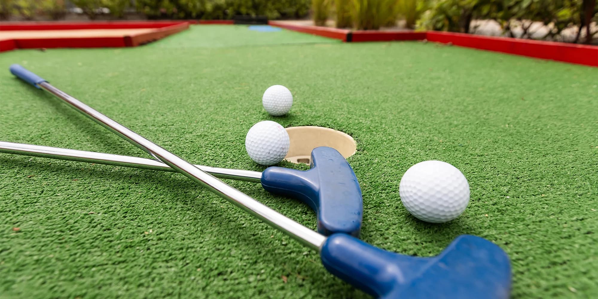 Minigolf pro dva, čtyřčlennou rodinu i partu 10 lidí s grilem nebo bez: časově neomezená hra