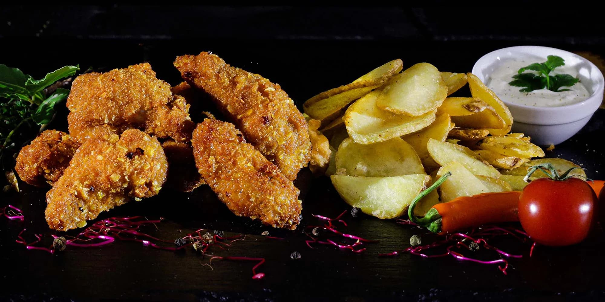 14 či 28 křupavých kuřecích křídel, bramborové lupínky crunchy petals a tatarka s rozvozem