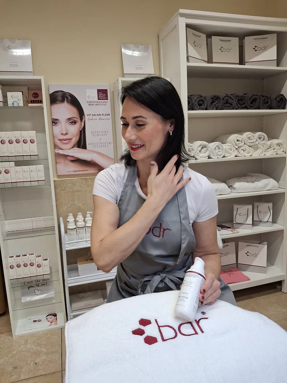 Úprava, tónování a modelace obočí i s barvením řas ve VIP Salon Plzeň