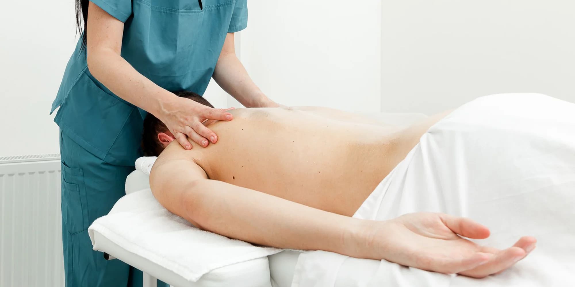 Relaxační masáž a parafínový zábal rukou v salonu na Václavském náměstí