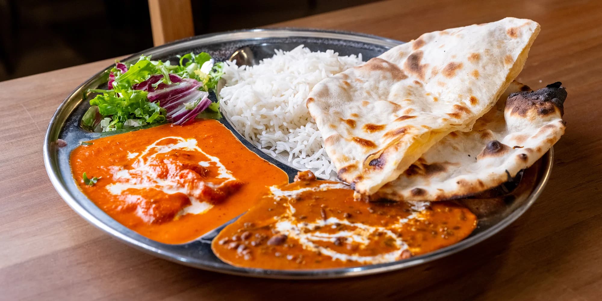 Obědové menu v indické restauraci: hlavní chod, polévka i salát