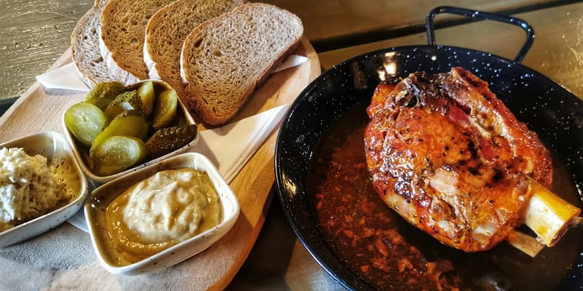 Pořádná hostina: pečené koleno o váze 750 g, chleba a omáčky