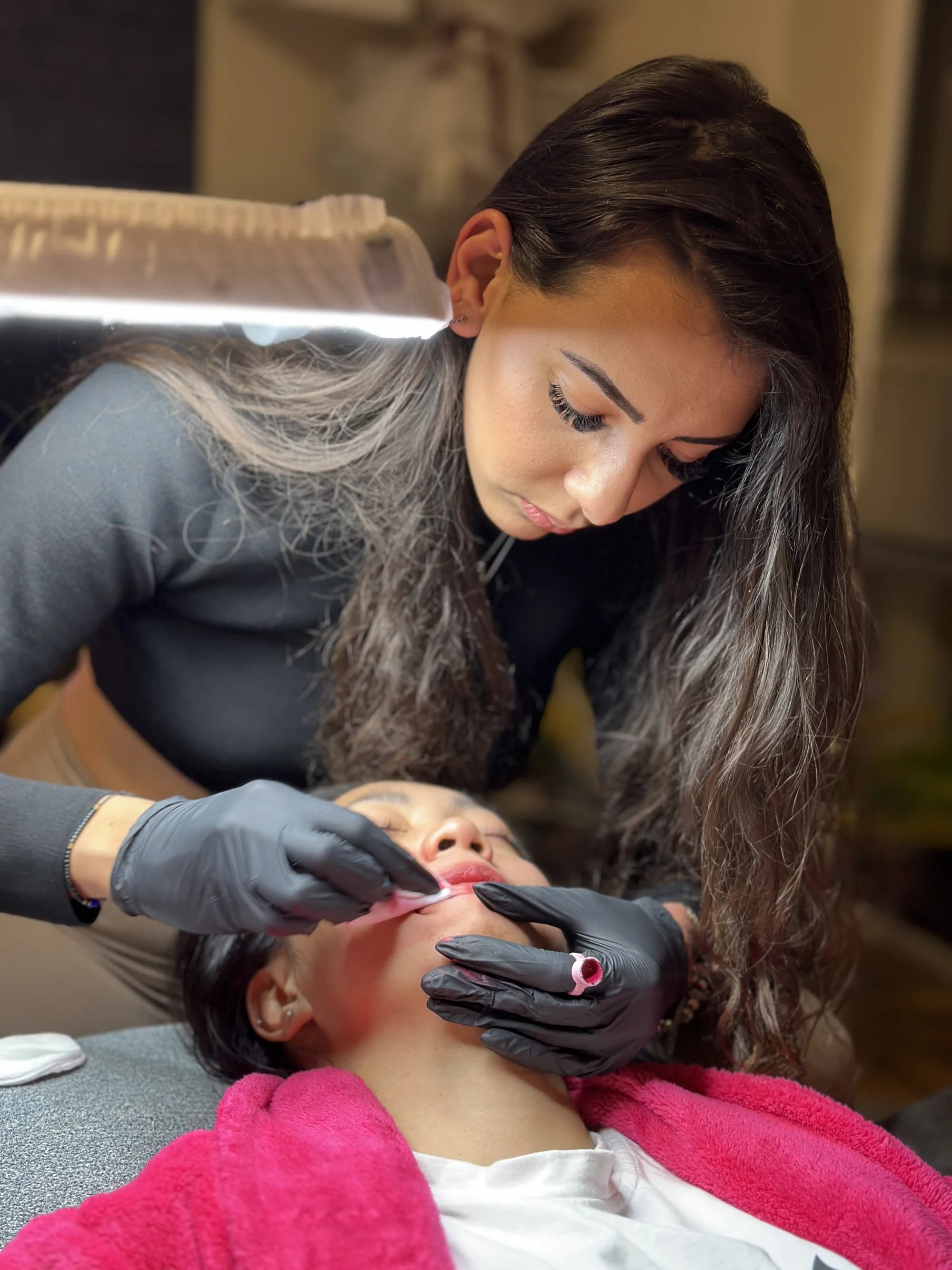 Permanentní make-up: kontura a stínování rtů, microblading a microshading obočí