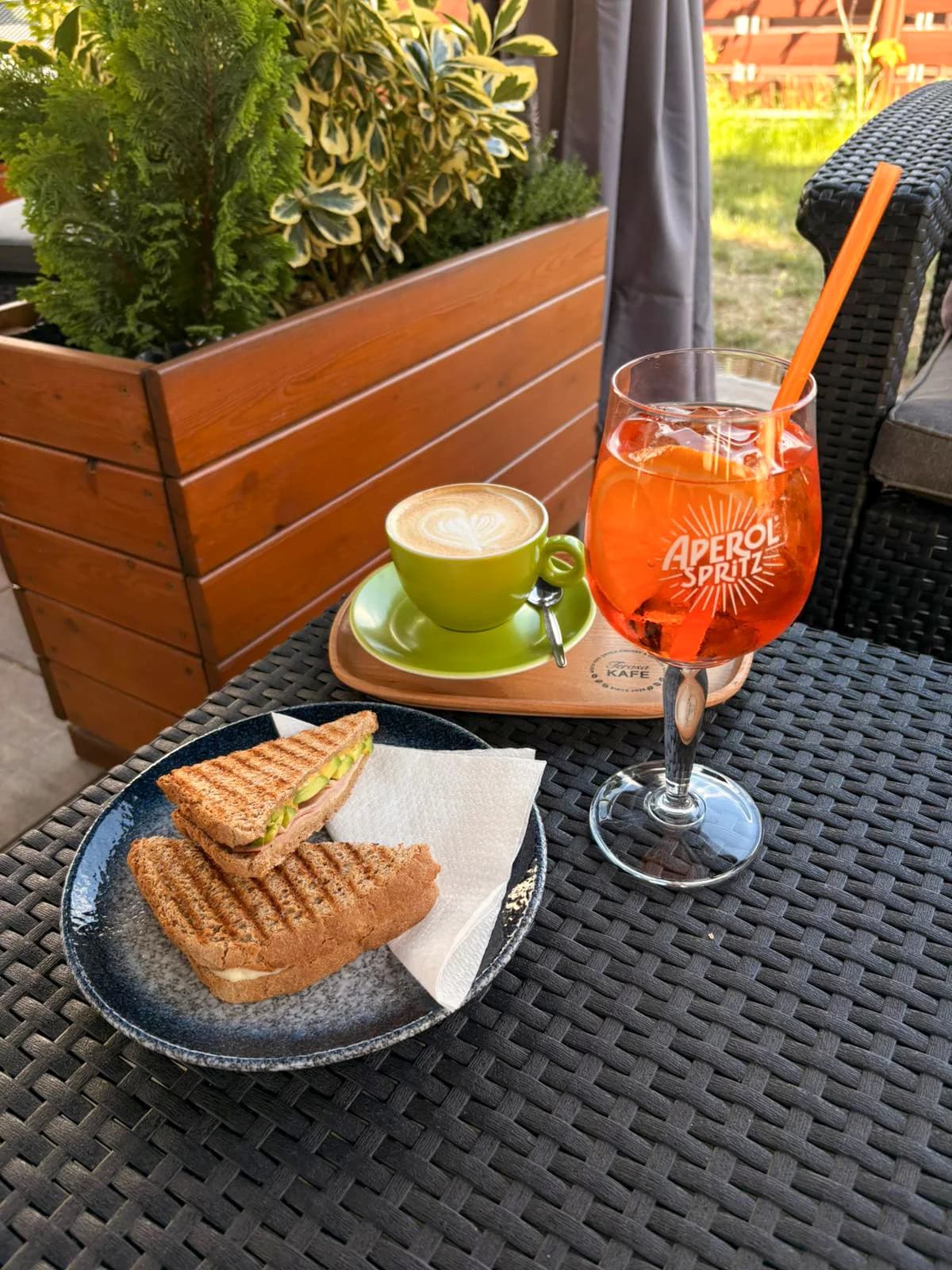 Avokádo toust, cappuccino a limonáda či Aperol Spritz pro 1 i 2 osoby