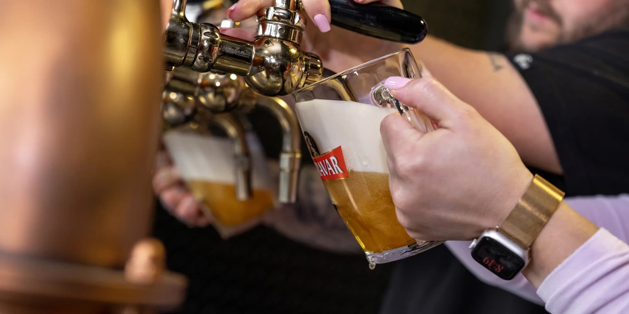 12 vypečených kuřecích křídel s hranolky, omáčkou a coleslawem, na výběr i tankové pivo