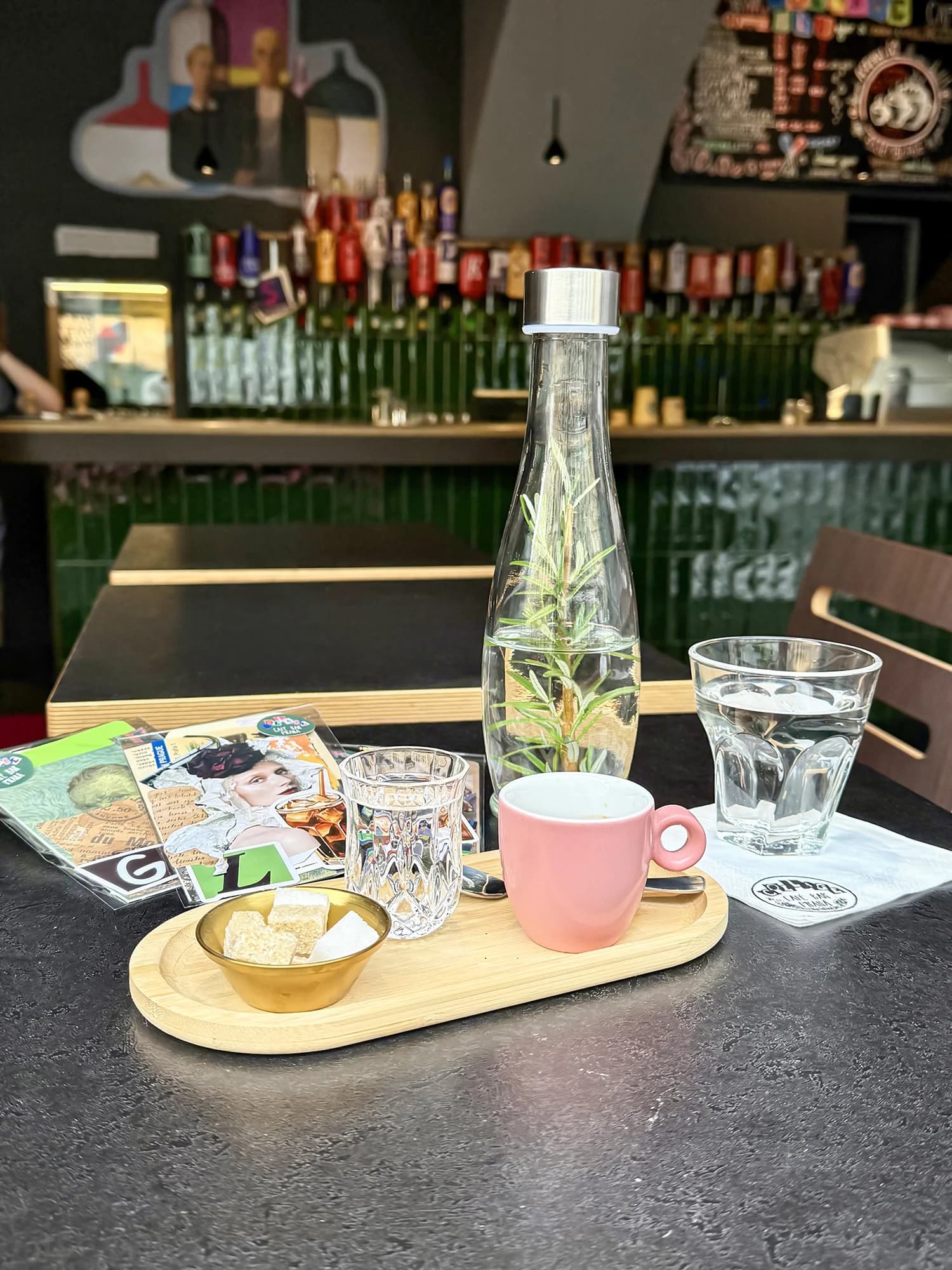 Až 1 200 Kč do tvořivé kavárny na Smíchově: menu, koláže i pohledy