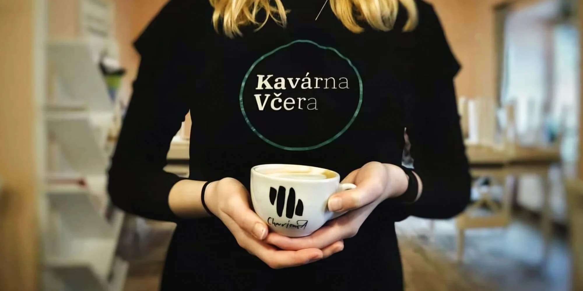 Sladká i slaná vafle, káva a dobrý skutek: kavárna podporující osoby s Alzheimerovou nemocí i jejich rodiny