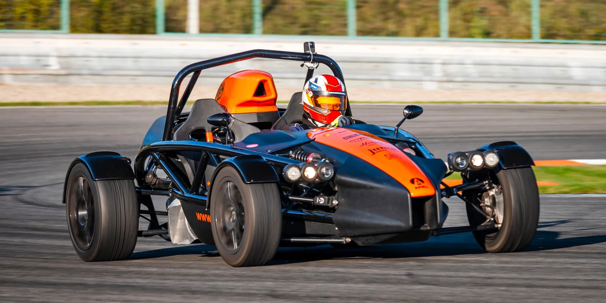 Divoká jízda po Masarykově okruhu v Brně: Ariel atom, řízení i spolujízda