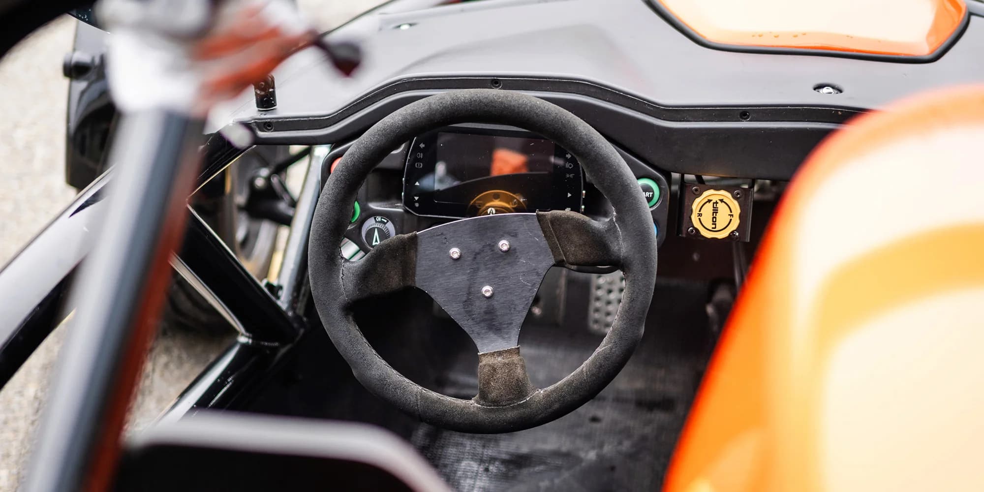 Divoká jízda po Masarykově okruhu v Brně: Ariel atom, řízení i spolujízda