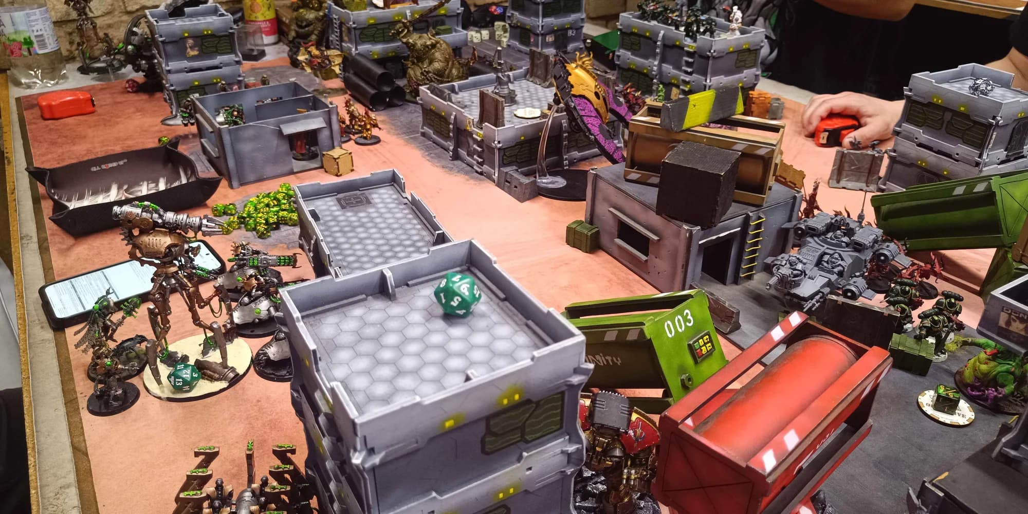 Pronikněte do světa Warhammer 40,000 či Warhammer Age of Sigmar: individuální lekce hry a startovní armáda