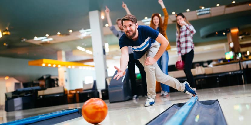 2 hod. plné zábavy: bowling až pro 6 osob v Karlových Varech
