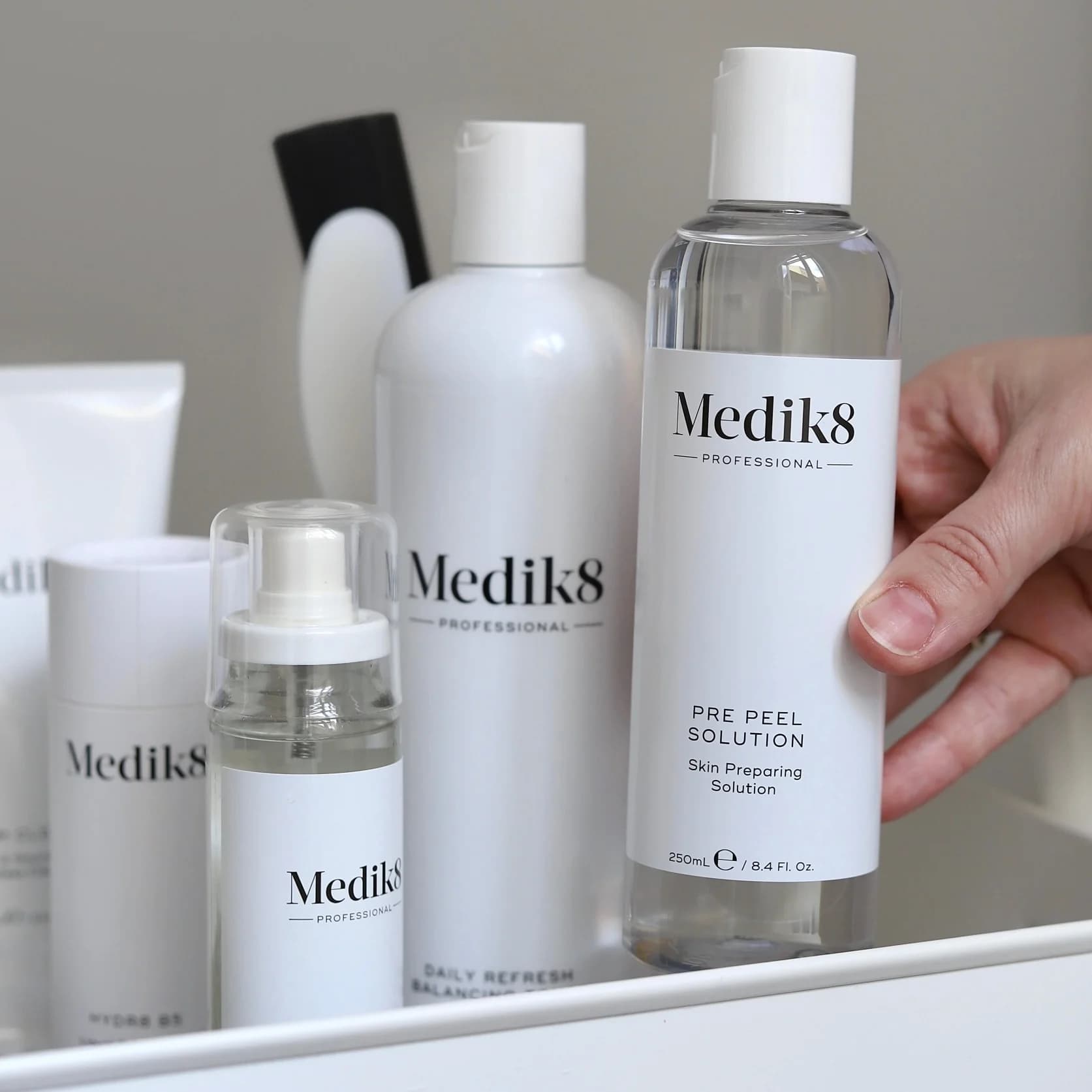 Péče pro všechny typy pleti: chemický peeling, masáž, karboxyterapie i mikrojehličkování