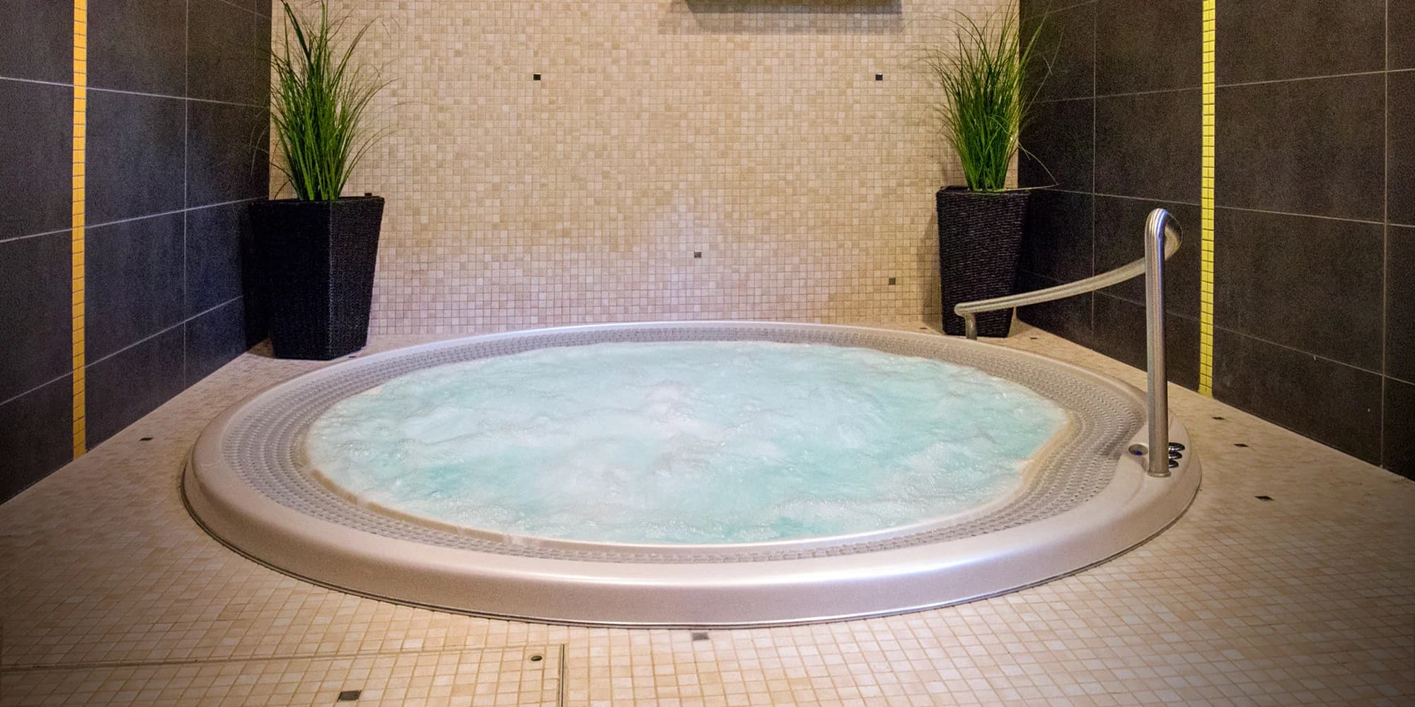 Privátní vířivka i nádherný wellness se saunovým a vodním světem: vstupy pro 2 nebo 4 osoby