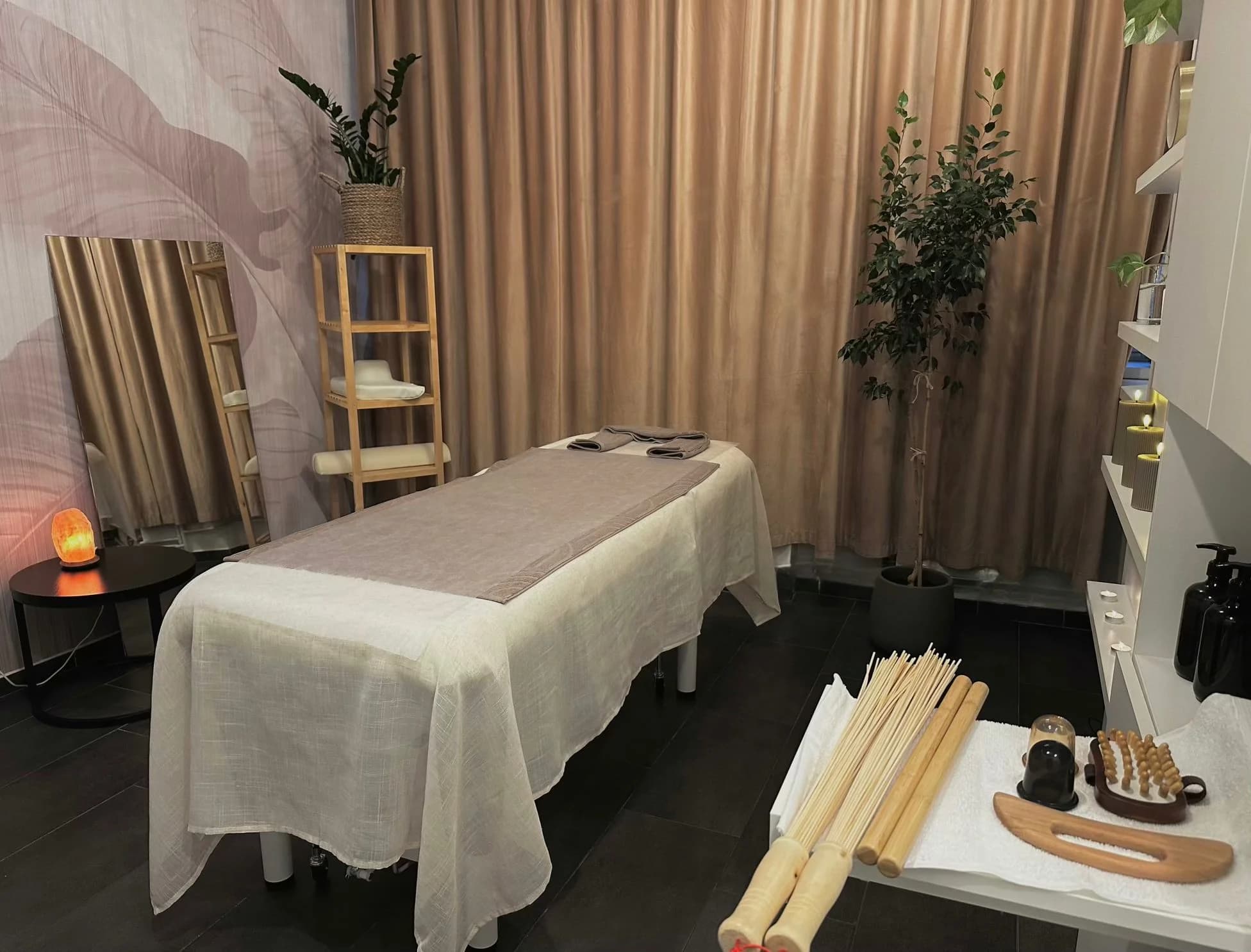 Regenerace pro tělo i duši: masáž dle výběru na 60 až 120 minut v salonu na Žižkově