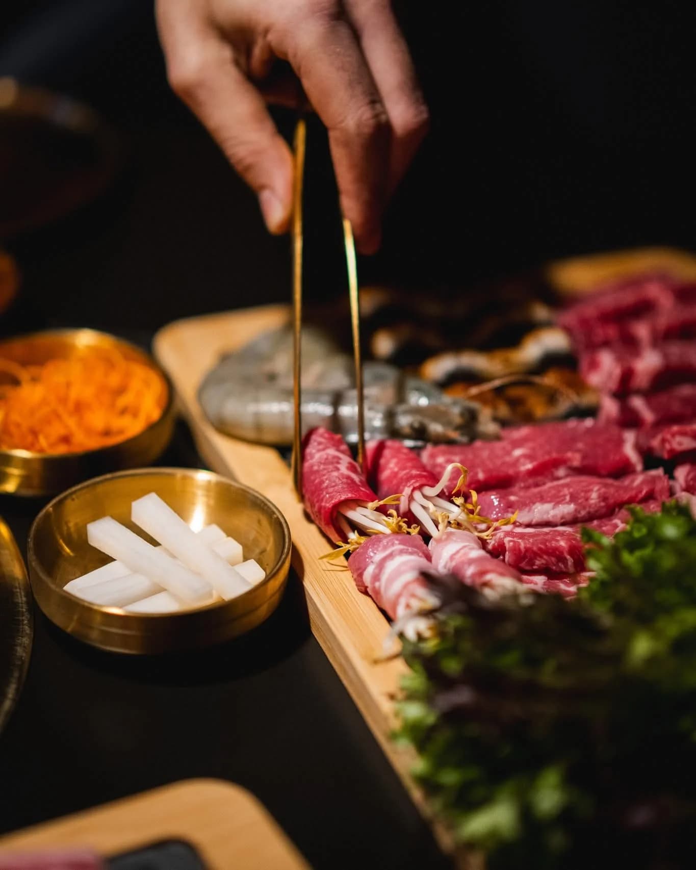 Asijské BBQ: Wagyu, závitky, prémiový úhoř, krevety i marinované vepřové