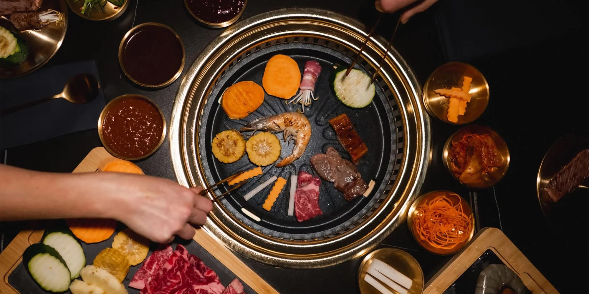 Asijské BBQ: Wagyu, závitky, prémiový úhoř, krevety i marinované vepřové