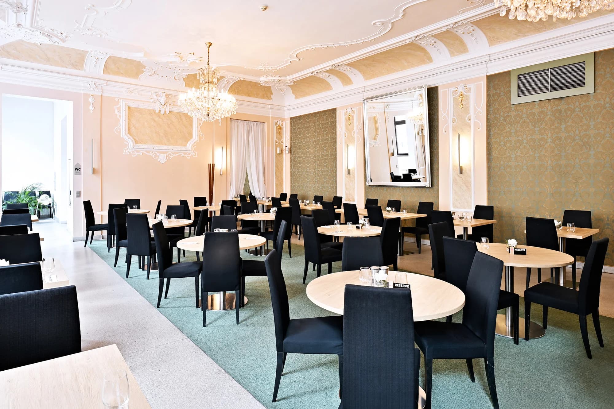 3chodové výběrové menu pro dva v karlínské restauraci: chobotnice, krevety i steak