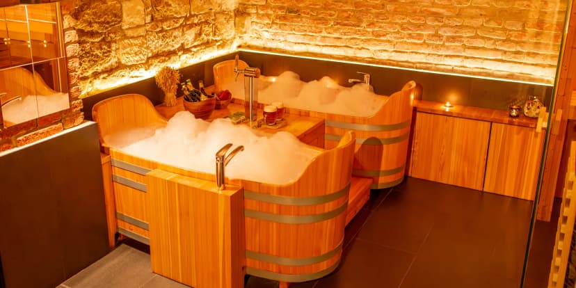 Pivní lázně pro 2 osoby: koupel, konzumace piva, občerstvení i sauna
