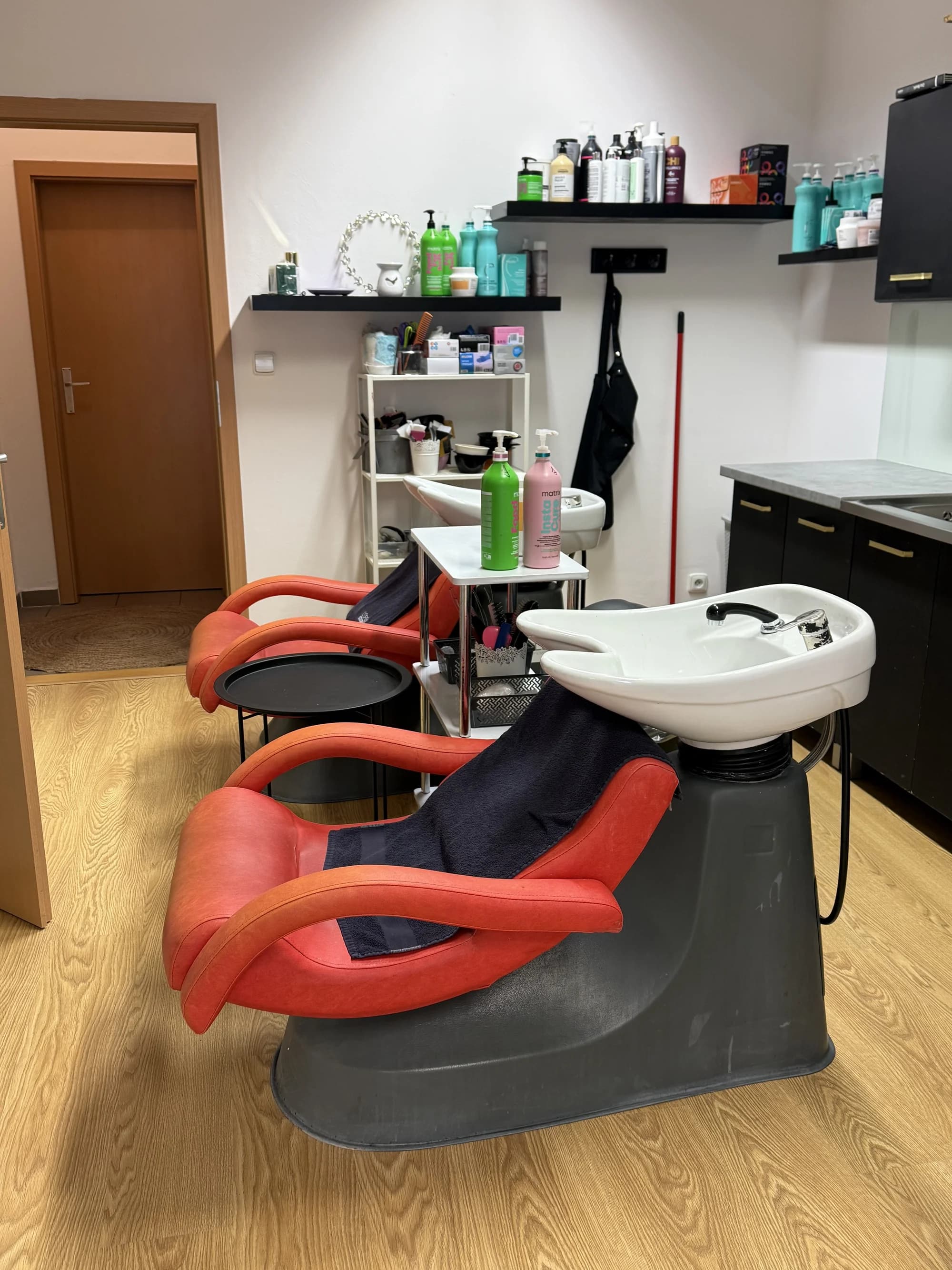 Barvení pro všechny délky vlasů vč. zastřižení konečků, foukané a stylingu