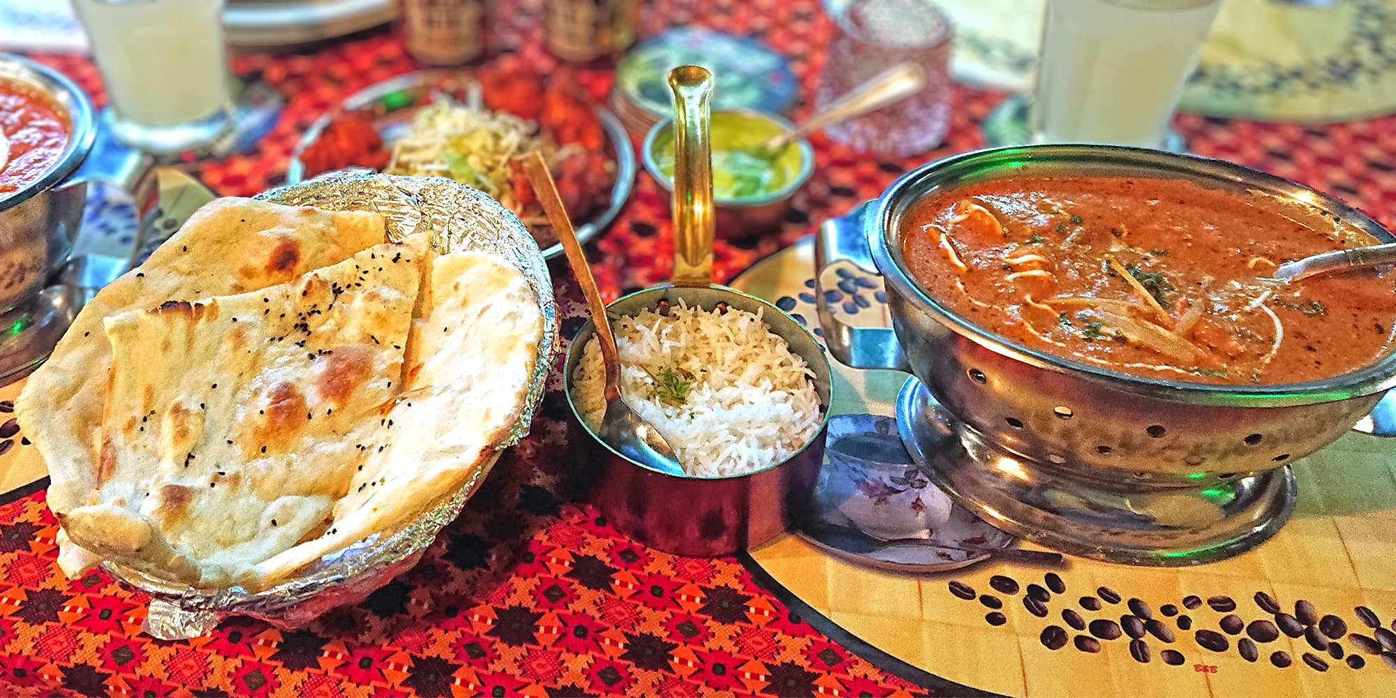 Indicko-nepálské menu pro 2: předkrm, kari a korma s masem i vege vč. přílohy