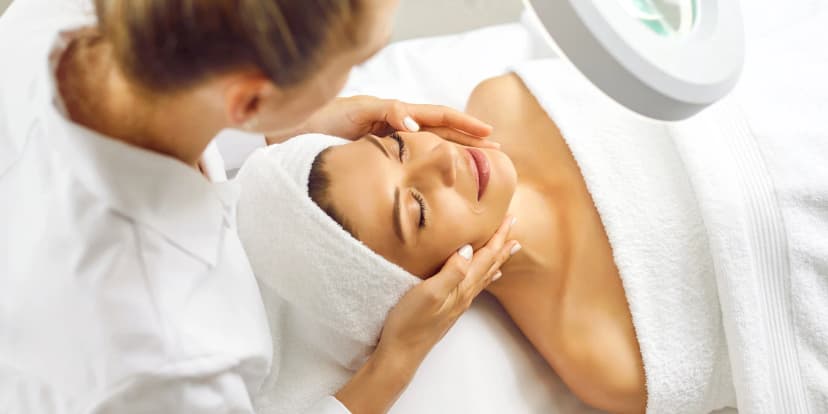 Kosmetická péče pro dámy i pány: kolagenové nitě, fotonový laser i spikule