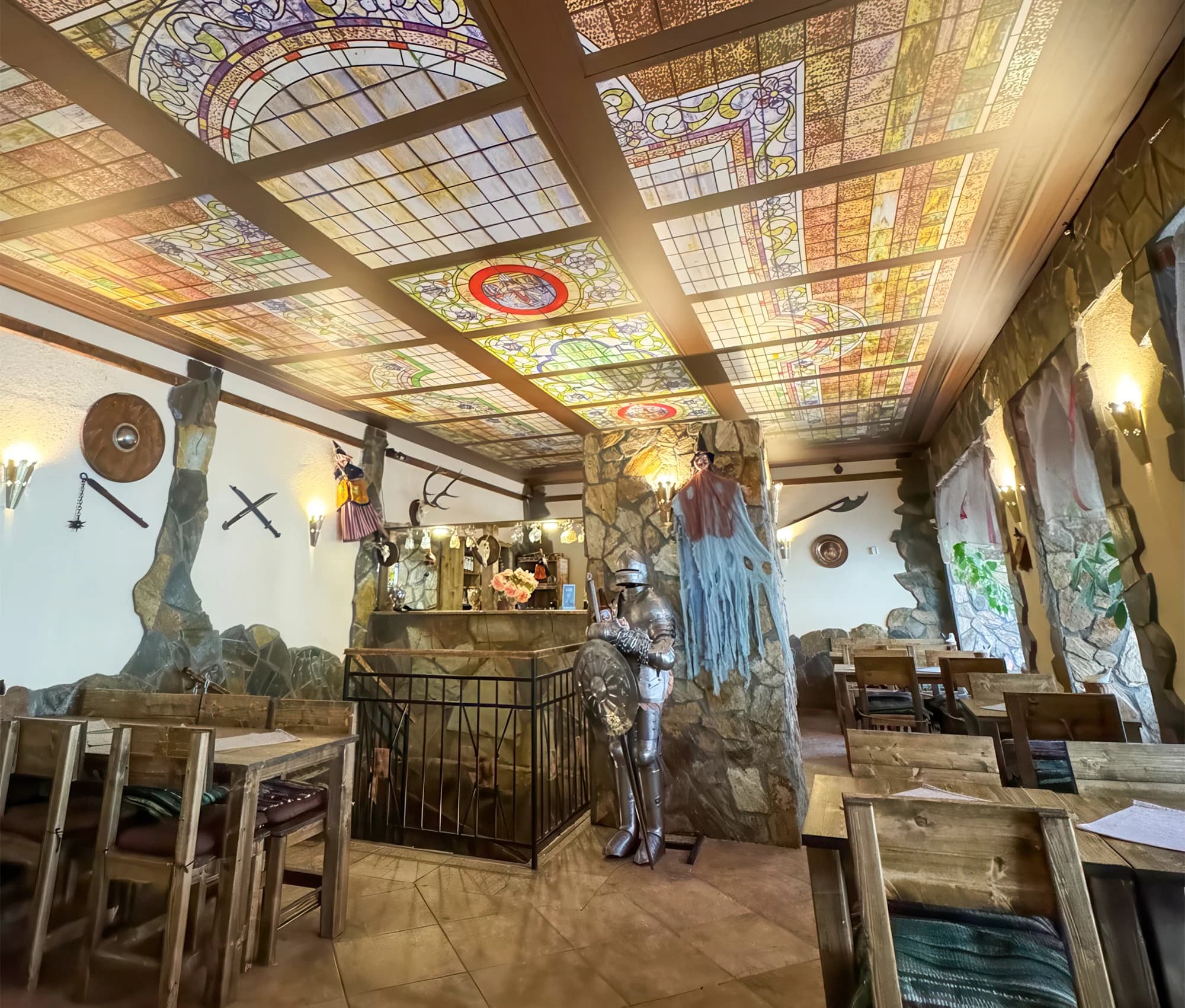 Menu pro dva ve středověké restauraci: kuřecí a vepřové maso na pánvi, chléb měšťanů i dezert