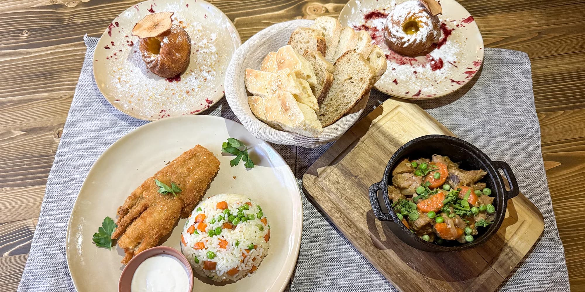 Menu pro dva ve středověké restauraci: kuřecí a vepřové maso na pánvi, chléb měšťanů i dezert