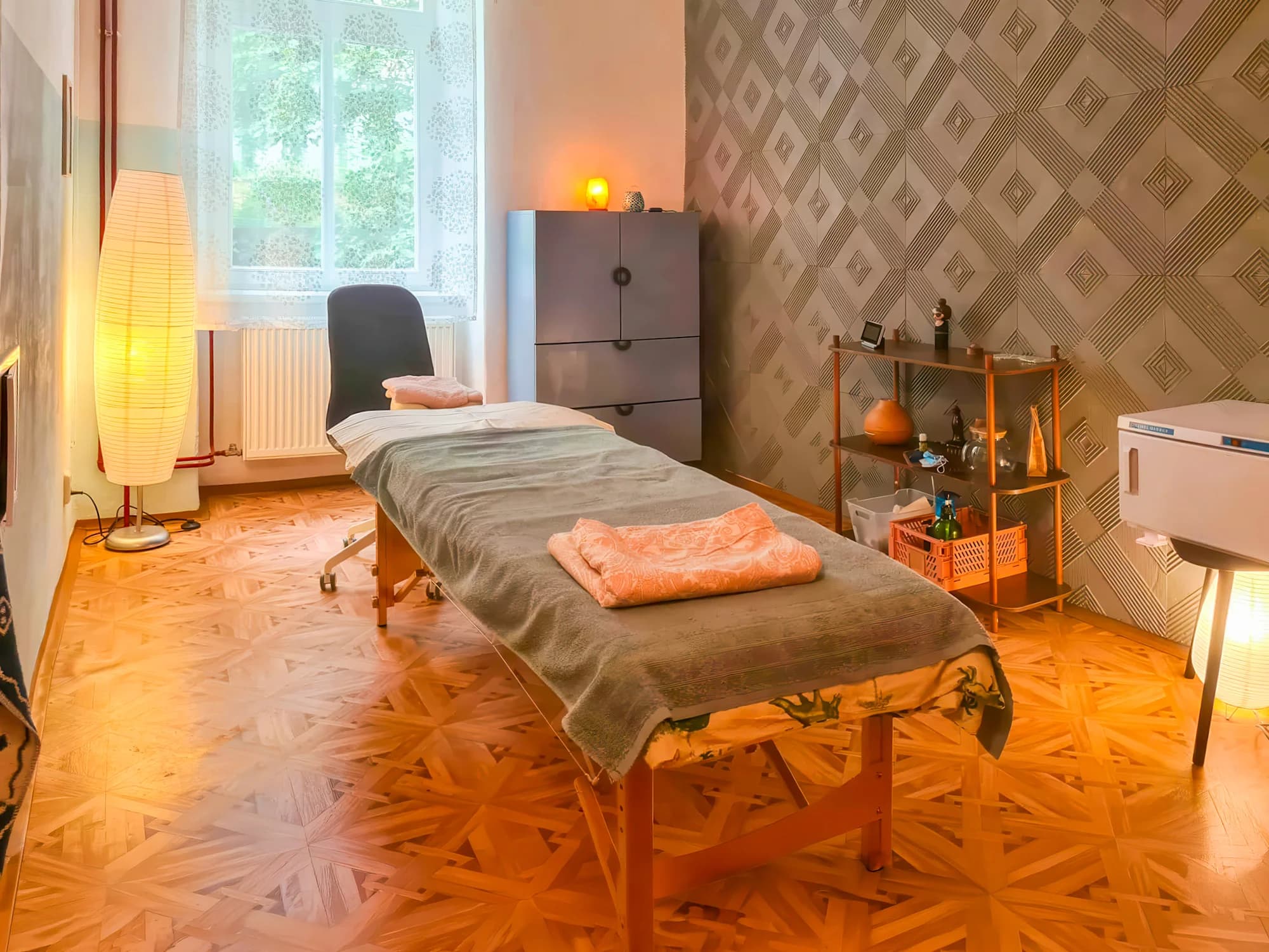 Vyzkoušejte obličejovou masáž Gua Sha, fasciální masáž těla a další