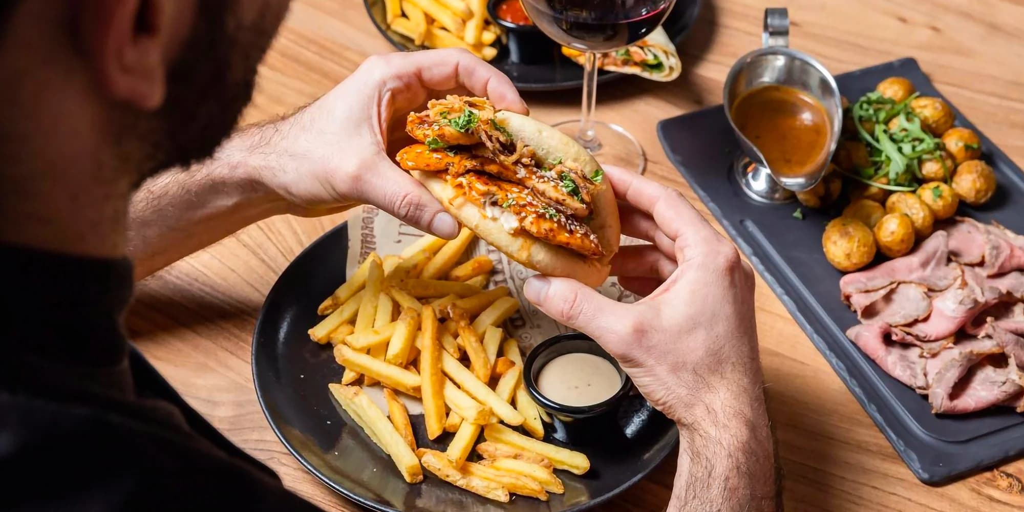 Voucher na 1000–2000 Kč do restaurace v třebíčském Černém domě: česká, americká a řecká kuchyně