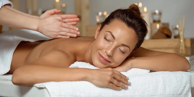 Kompletní královská relaxace: 60 nebo 90 minut kombinované masáže vč. zábalu