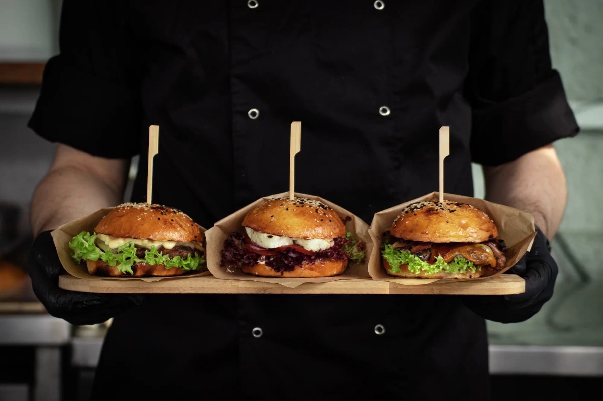 Za dobrotou, výhledy i pohybem: steak či burger menu pro 1 až 4 osoby i vstup do bazénu a na hřiště
