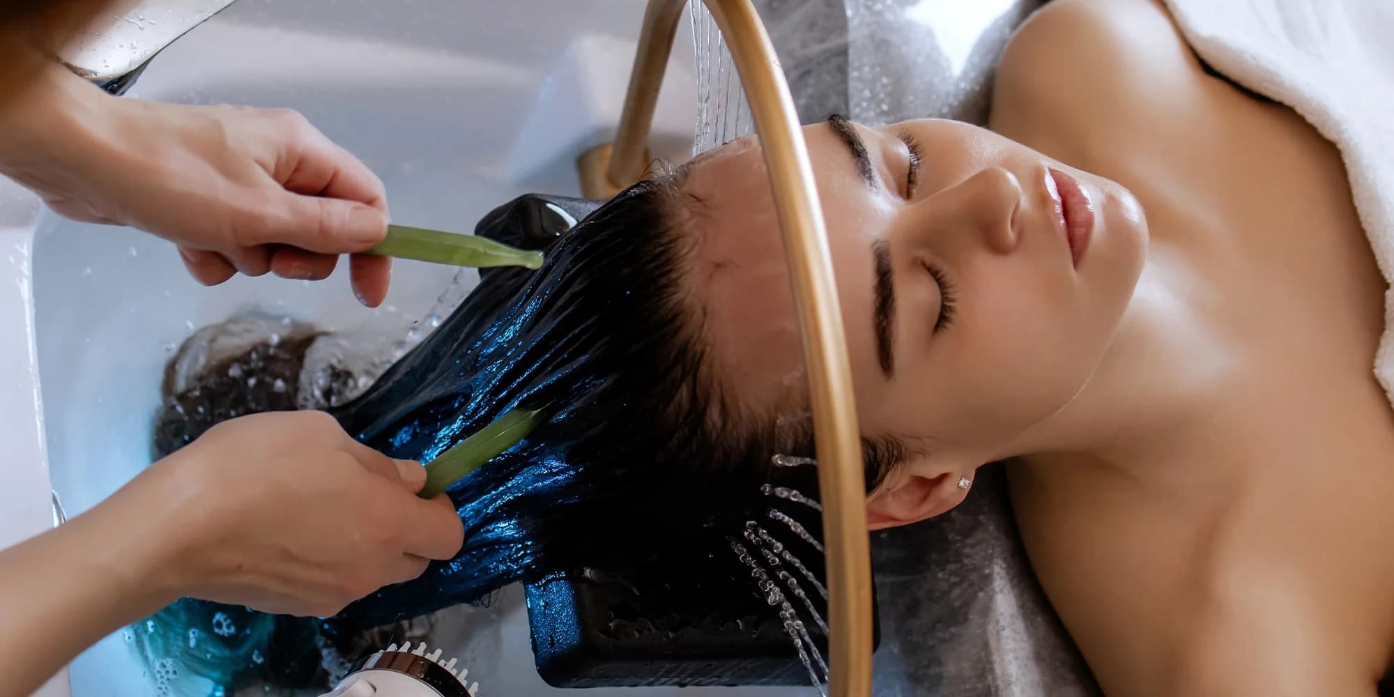 Herbal masáž nebo head spa rituál s masážemi, pleťovou maskou i aromaterapií