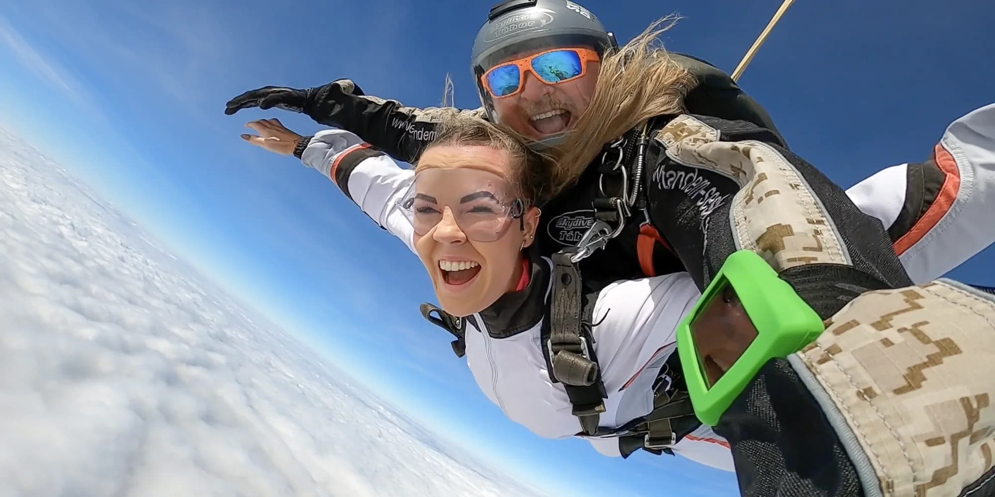 Tandemový seskok pro 1 osobu z výšky 3000 m, videozáznam v ceně