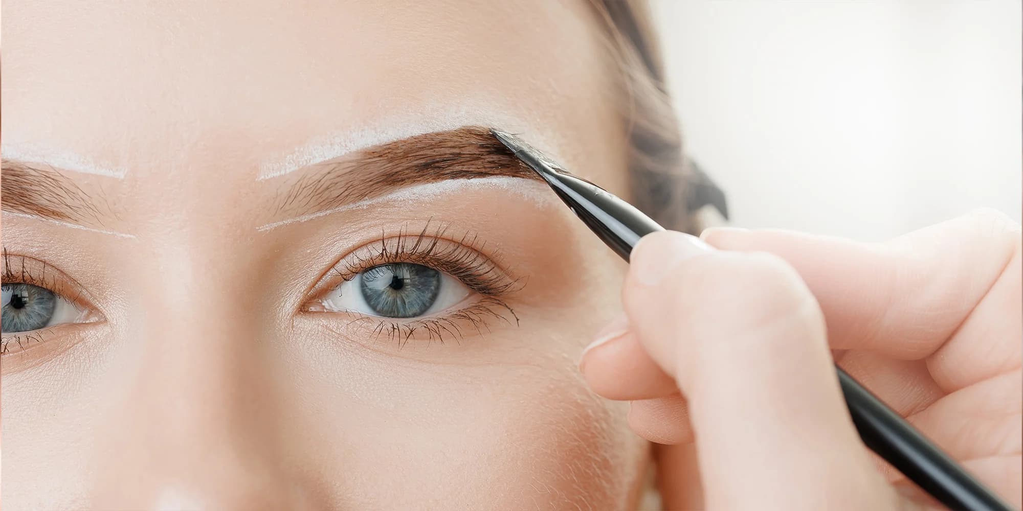 Permanentní make-up obočí pudrovou technikou nebo rtů
