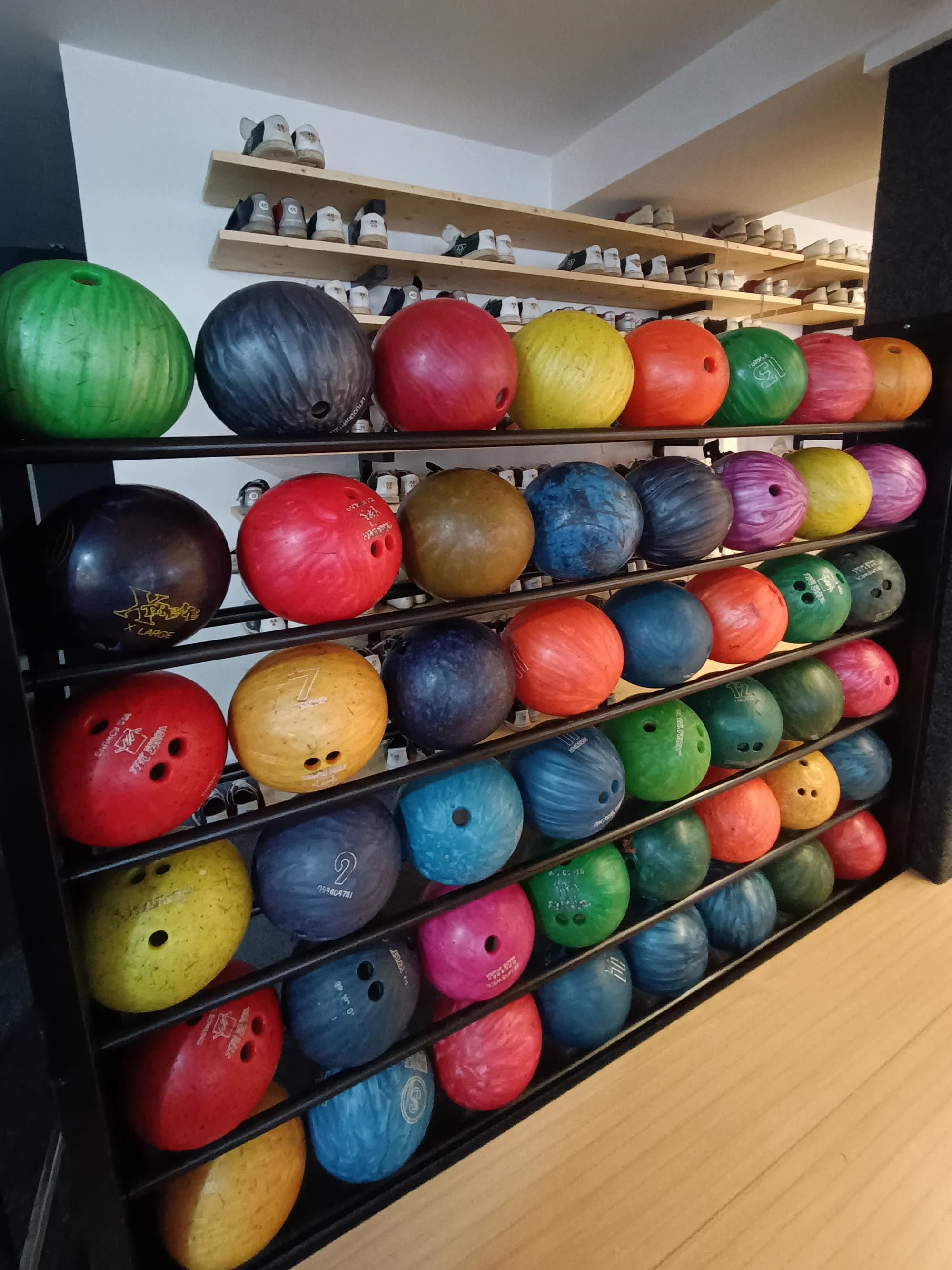 Poměřte své síly s přáteli: 1 i 2 hodiny bowlingu v Náchodě vč. nápojů dle výběru
