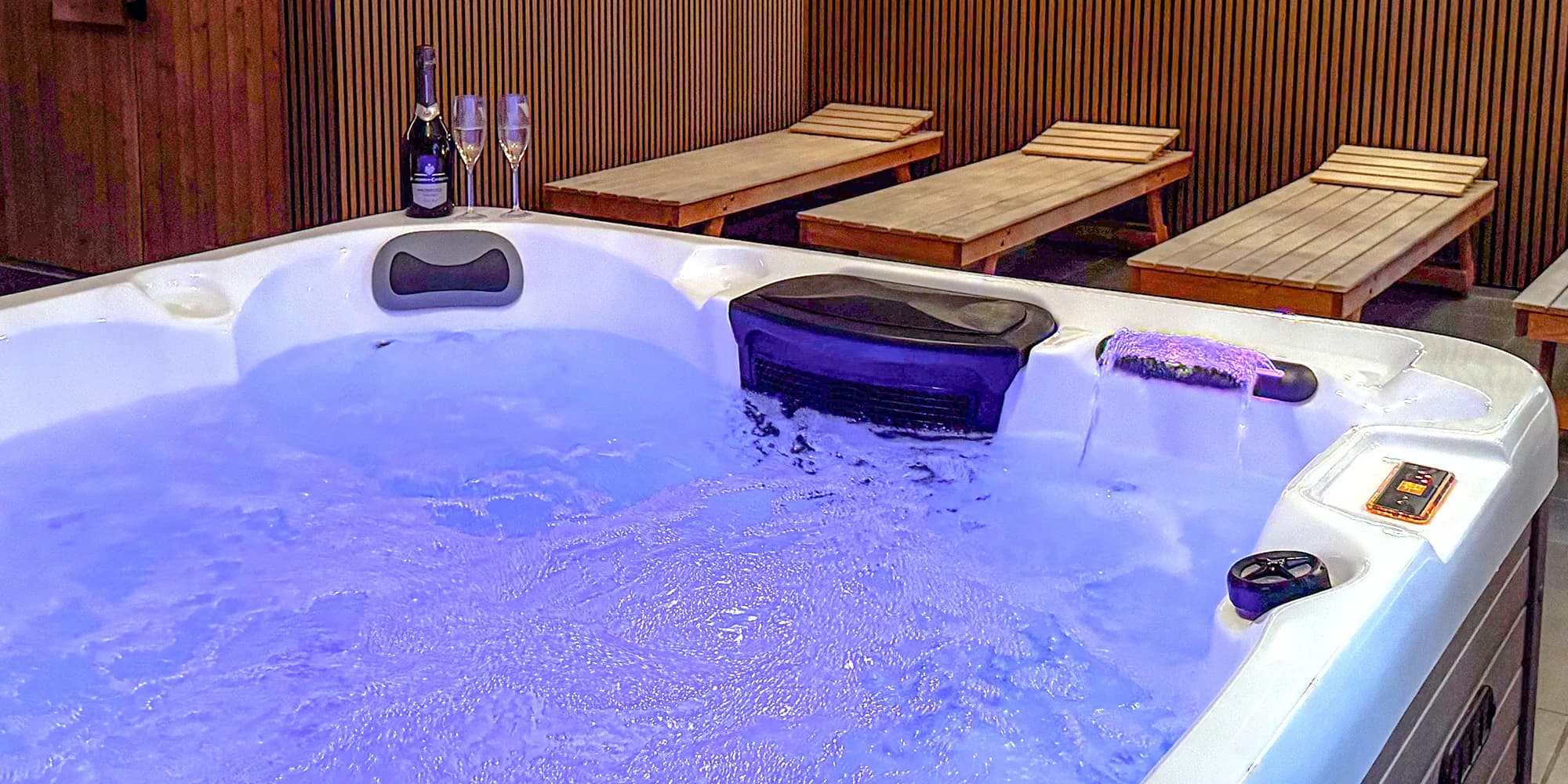 2 hod. privátní finské sauny a vířivky s láhví prosecca pro 2 osoby