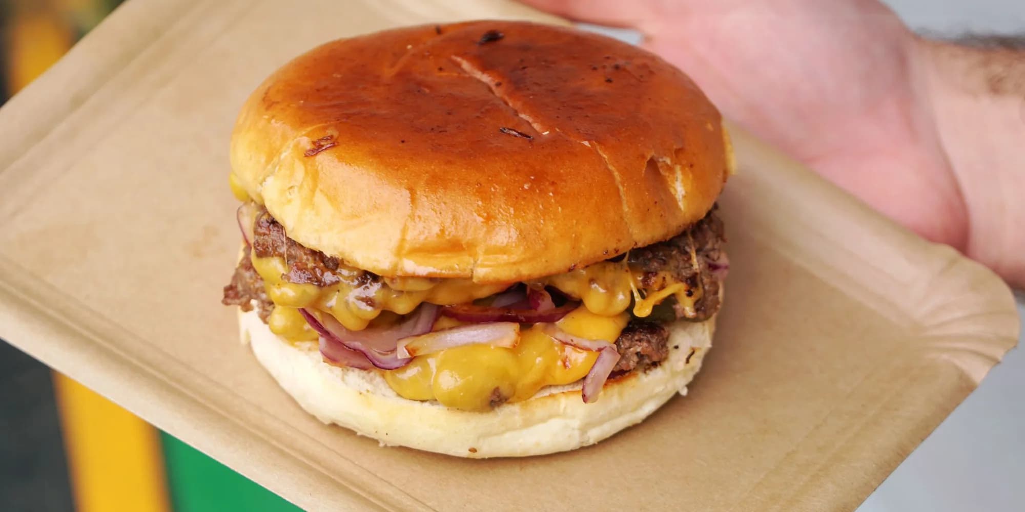 Jeden či dva smash jihoafrické burgery s hovězím a čedarem v máslové bulce a salát z řepy