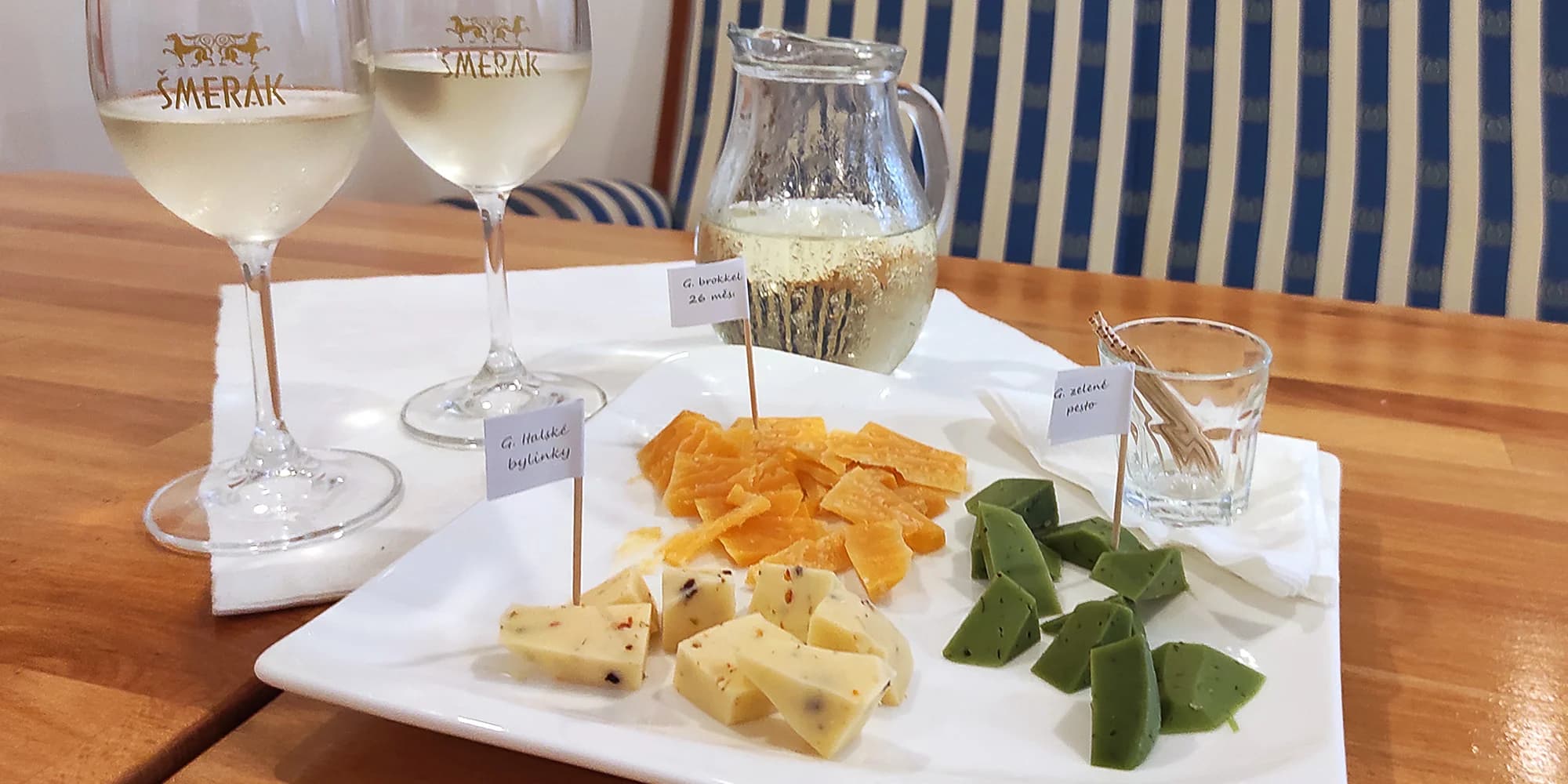 Posezení ve vinárně: 0,5 l vína z rodinného vinařství a degustační sýrovo-salámový talíř