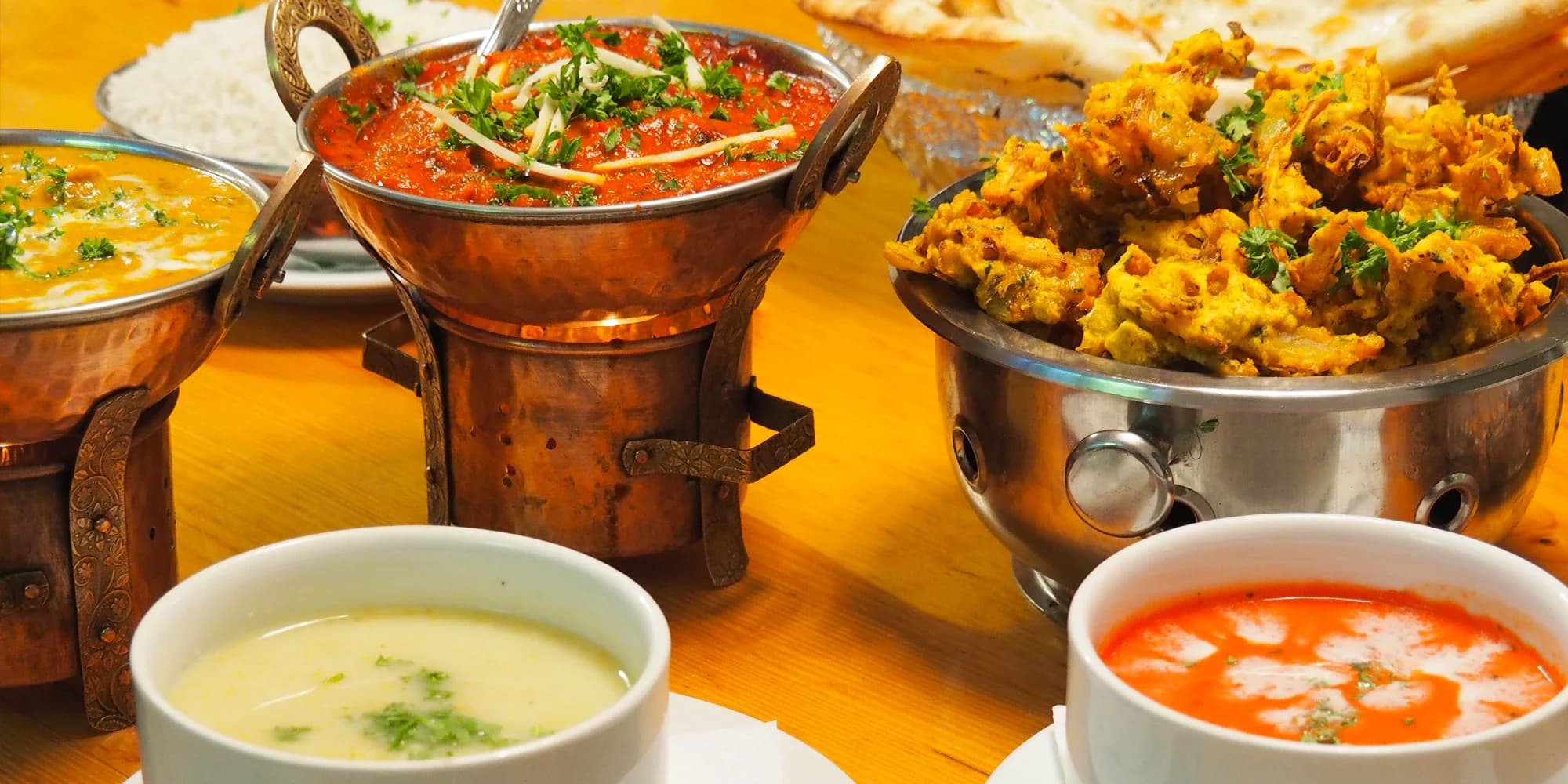 Tříchodové nepálské menu pro dva: kuřecí speciality, tradiční předkrmy i dezert