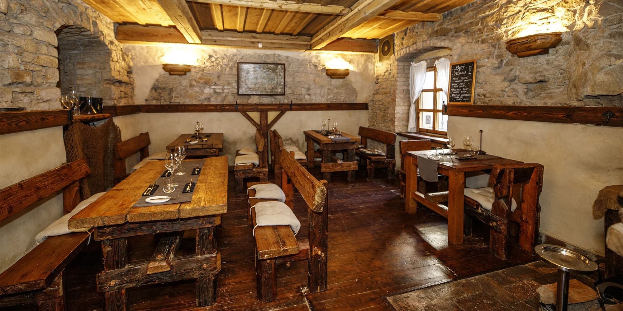Tříchodové degustační menu pro dva: marinovaný losos, hovězí steak, dezert a láhev prosecca