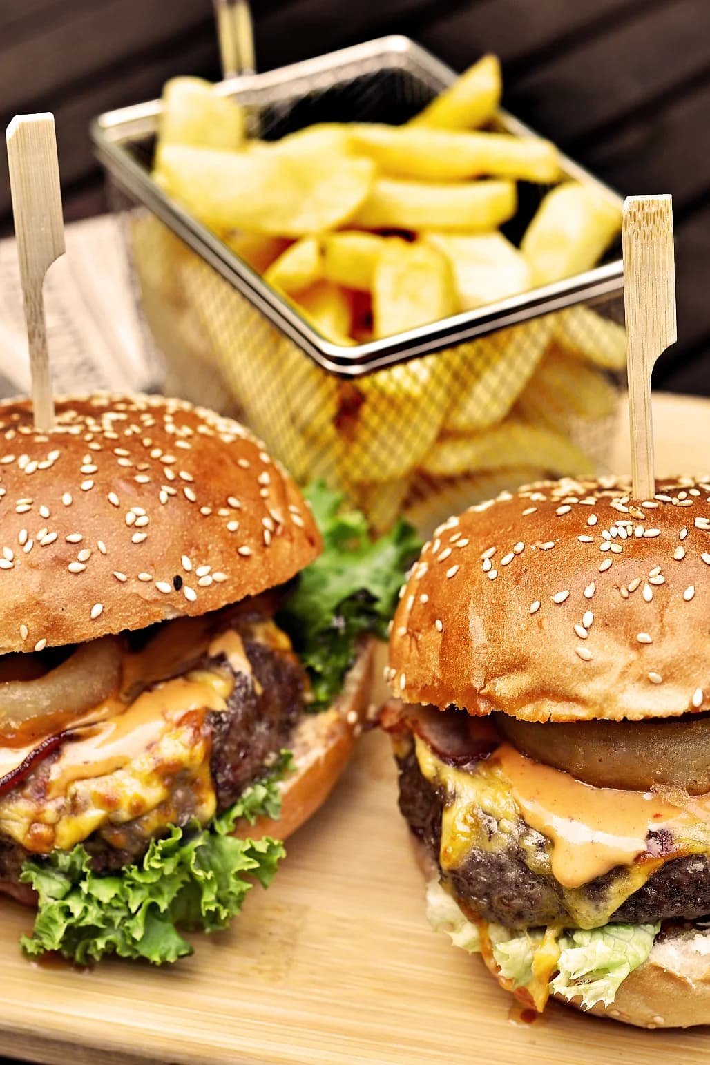 Hovězí burger, hranolky a nápoj v baru se střešní zahrádkou pro 1 či 2 osoby