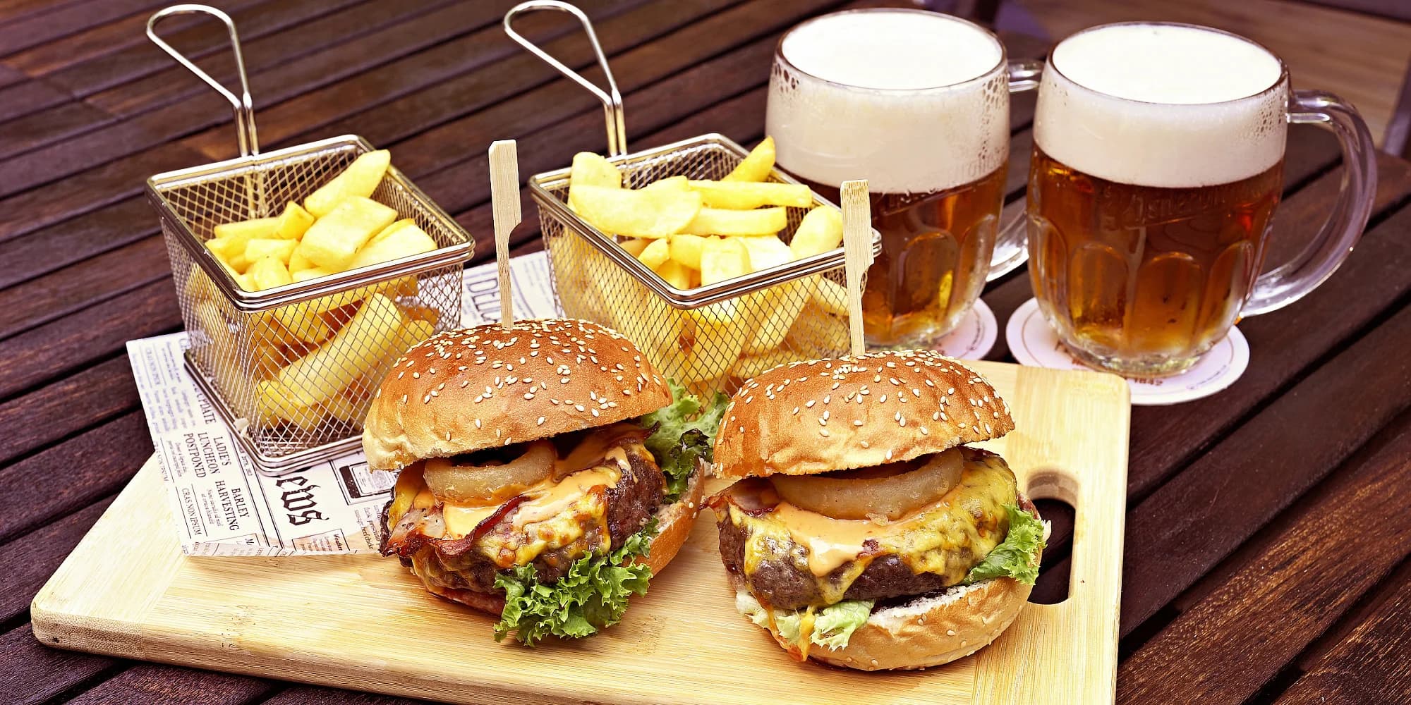 Hovězí burger, hranolky a nápoj v baru se střešní zahrádkou pro 1 či 2 osoby